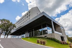 安东尼奥帕拉多Tri Hotel Antônio Prado的一座大楼，前面有一条路