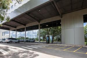 アントーニオ・プラドにあるTri Hotel Antônio Pradoの駐車場車の入った建物