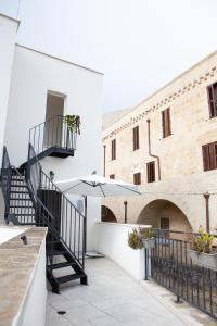 a stairway leading to a building with a building at Dimora Guerrieri in Brindisi