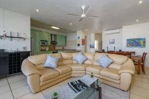 un soggiorno con divano e una cucina di 402@ColonialSands a Margate