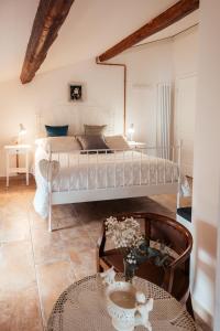 - une chambre avec un lit blanc et une table dans l'établissement Casa Due Marie Marano sul Panaro, à Marano sul Panaro