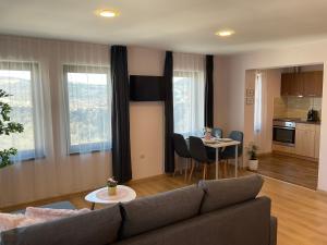 un soggiorno con divano e tavolo di Guest Rooms Tsarevets a Veliko Tŭrnovo