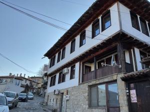a white building with windows on a street at Guest Rooms Tsarevets in Veliko Tŭrnovo