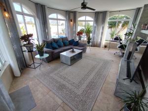 sala de estar con sofá y alfombra en Detached Villa With Private Pool Torrevieja en Torrevieja