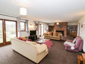 a living room with two couches and a fireplace at Meadowfall at Shatterford Lakes in Bewdley