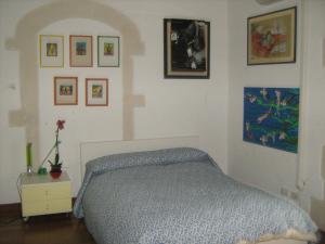 Postel nebo postele na pokoji v ubytování Milonghita Camera con bagno vista mare centro storico