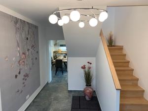 a staircase in a home with a light fixture at Haus Benz für 8 Personen - 4 Zimmer m. Dusche Vollausstattung 1km v. Wittenberge Baustelle A14 Parkplätze Grill Gemeinschaftsküche in Eickerhöfe