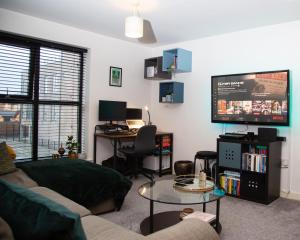 Μια τηλεόραση ή/και κέντρο ψυχαγωγίας στο Luxury King Bed Near Old Trafford Stadium