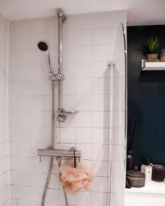 y baño con ducha y azulejos blancos. en Luxury King Bed Near Old Trafford Stadium, en Mánchester