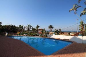 een groot blauw zwembad voor een huis bij 402@ColonialSands in Margate