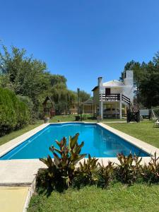 una piscina frente a una casa en Cabañas Costa Vergel en Los Reartes