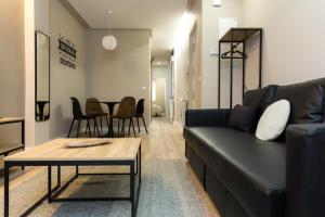 a living room with a couch and a table at Apartamento BOSTON - Centro, Nuevo, Confort, Wifi in Valladolid