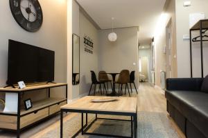 a living room with a couch and a tv and a table at Apartamento BOSTON - Centro, Nuevo, Confort, Wifi in Valladolid