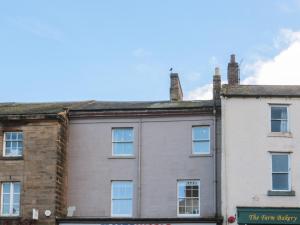 un edificio antiguo en el centro de la ciudad en The Wizard's Loft en Alnwick