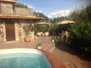 The swimming pool at or close to Villa Ludoniccò