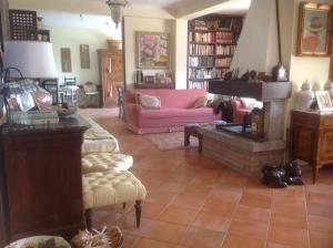 A seating area at Villa Ludoniccò