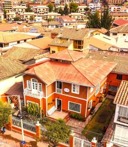 een uitzicht over een stad met huizen bij Eco Inn in Cuzco