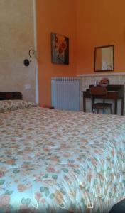 Cette chambre comprend un grand lit et une table. dans l'établissement Il Sentiero Bed & Breakfast, à Vicalvi