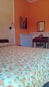 - une chambre avec un lit, un bureau et une table dans l'établissement Il Sentiero Bed & Breakfast, à Vicalvi