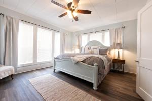 um quarto com uma cama e uma ventoinha de tecto em Midtown Cottage em Tyler