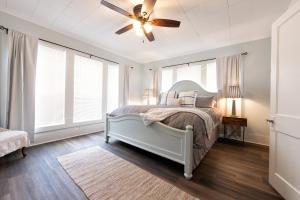 Ένα ή περισσότερα κρεβάτια σε δωμάτιο στο Midtown Cottage