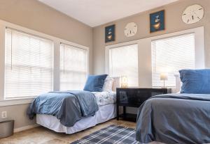 Ένα ή περισσότερα κρεβάτια σε δωμάτιο στο Midtown Cottage