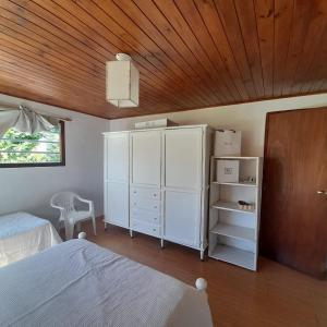 een slaapkamer met een bed en een witte kast bij Increíble casa a 4 cuadras del mar in Mar del Plata