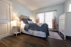 Ένα ή περισσότερα κρεβάτια σε δωμάτιο στο Midtown Cottage
