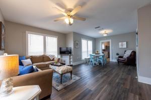 Μια τηλεόραση ή/και κέντρο ψυχαγωγίας στο Midtown Cottage