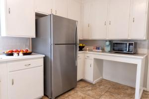 Η κουζίνα ή μικρή κουζίνα στο Midtown Cottage