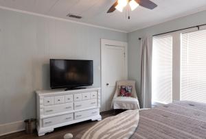 Μια τηλεόραση ή/και κέντρο ψυχαγωγίας στο Midtown Cottage