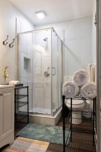 uma cabina de duche na casa de banho com WC em Midtown Cottage em Tyler