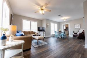 Μια τηλεόραση ή/και κέντρο ψυχαγωγίας στο Midtown Cottage