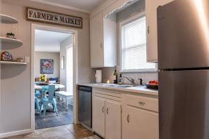 Η κουζίνα ή μικρή κουζίνα στο Midtown Cottage