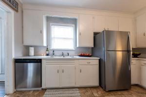 Η κουζίνα ή μικρή κουζίνα στο Midtown Cottage