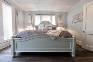 Ένα ή περισσότερα κρεβάτια σε δωμάτιο στο Midtown Cottage