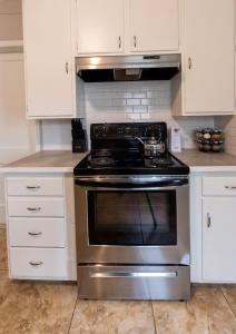 Η κουζίνα ή μικρή κουζίνα στο Midtown Cottage