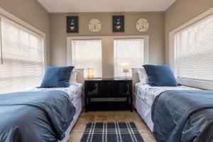 Ένα ή περισσότερα κρεβάτια σε δωμάτιο στο Midtown Cottage