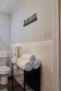 uma casa de banho com WC e toalhas num cabide em Midtown Cottage em Tyler