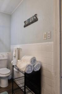 Ένα μπάνιο στο Midtown Cottage +26 φωτογραφίες
