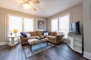 Μια τηλεόραση ή/και κέντρο ψυχαγωγίας στο Midtown Cottage
