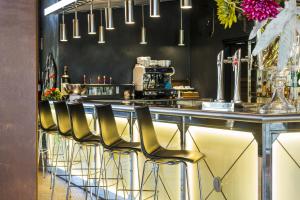 Lounge nebo bar v ubytování Suites Natura Mas Tapiolas