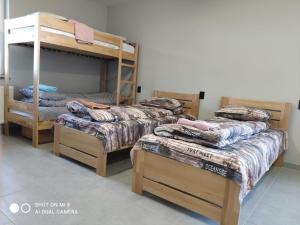 Bunk bed o mga bunk bed sa kuwarto sa Hostel GREY