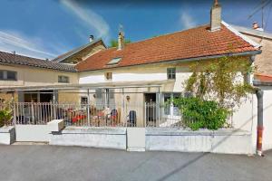 een huis met een hek ervoor bij La Maison de J. in Chaumont