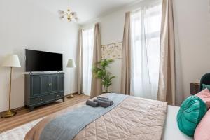 Postel nebo postele na pokoji v ubytování Explore Budapest from a Luxurious Cozy Apartment