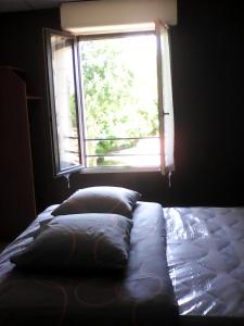 Кровать или кровати в номере le logis gourmand a Payroux