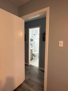 une chambre vide avec des toilettes et une porte dans l'établissement CASA ATX- Private room and Bathroom in Quiet Neighborhood, à Austin
