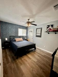 een slaapkamer met een bed en een plafondventilator bij CASA ATX- Private room and Bathroom in Quiet Neighborhood in Austin