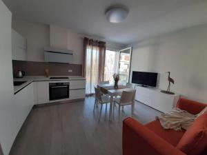 a kitchen and living room with a table and a couch at Ca' Savio terramare in Cavallino-Treporti