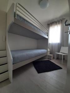 a bedroom with a bunk bed and a rug at Ca' Savio terramare in Cavallino-Treporti